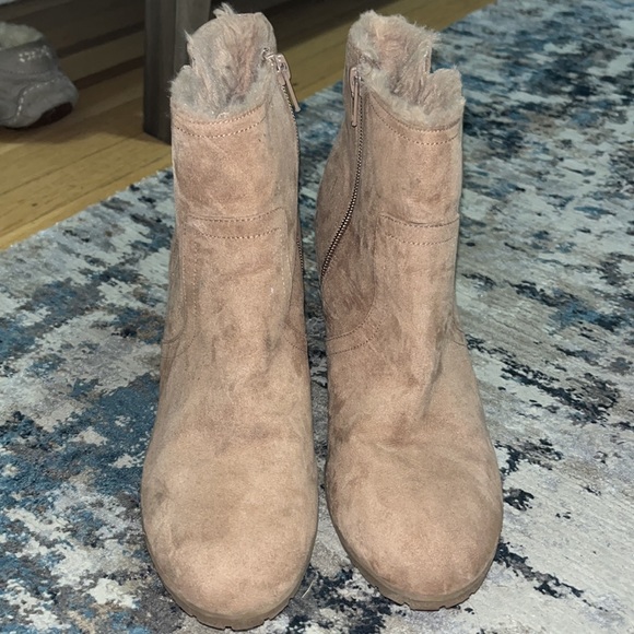 Old Navy Suede Wedge Bootie Fur Trim Taupe s.z 8.5 - Picture 6 of 6